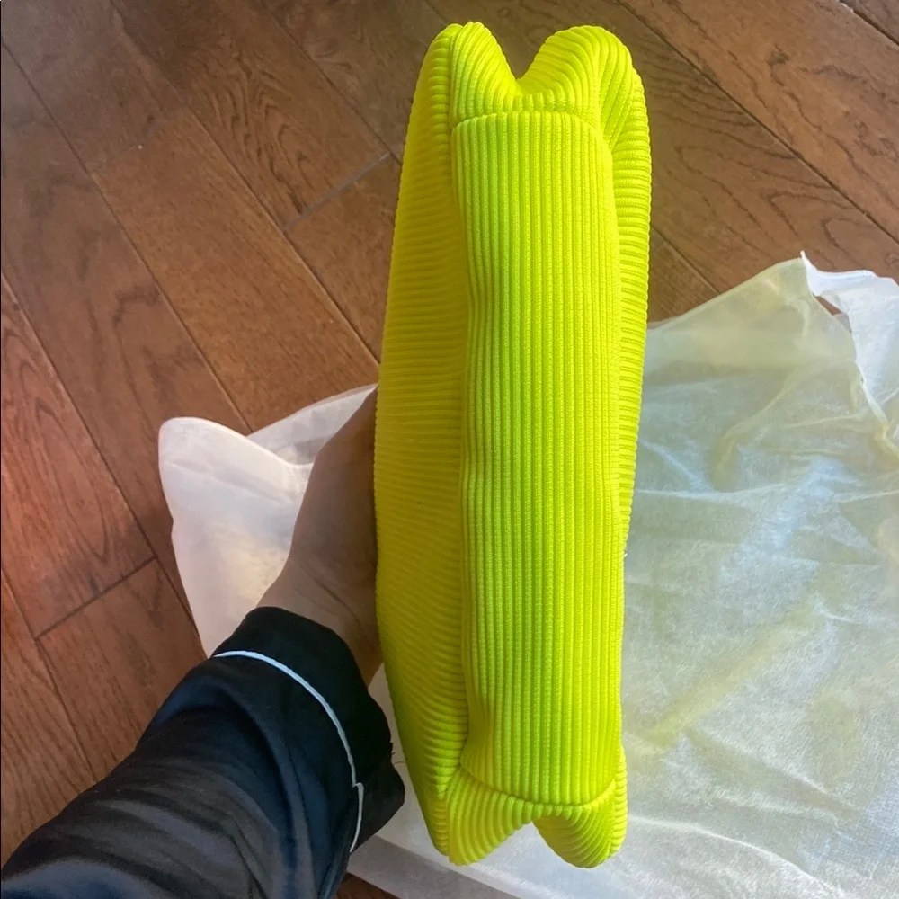 Vibrant Yellow Shoulder Bag with Textured Finish and Chain Detail - Picture 4 of 9